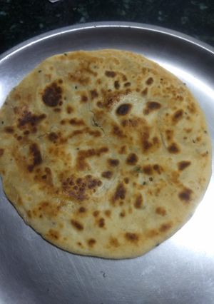 A picture of Aloo-matar kulcha.