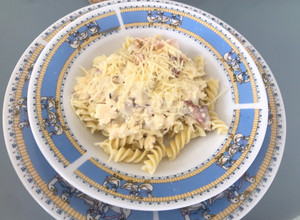 Una foto de Pasta corta con salsa carbonara
