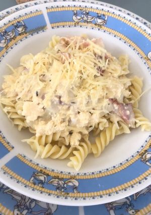 Una foto de Pasta corta con salsa carbonara