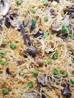 Una foto de Fideuá vegetariana con champiñones