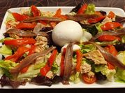 Una foto de ensalada burrata con tomates cherry