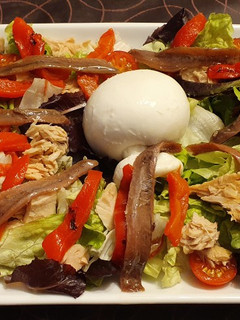 Una foto de Ensalada de burrata con bonito, anchoas y pimientos asados