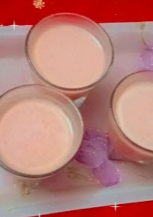 स्ट्रॉबेरी मिल्क जूस (Strawberry milk juice recipe in hindi) रेसिपी मुख्य फोटो