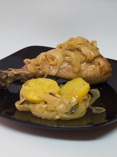 Una foto de Pata de pavo encebollada