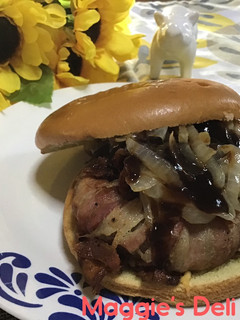Una foto de BBQ jalapeño Burger rellena de queso