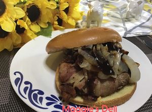 Una foto de BBQ jalapeño Burger rellena de queso