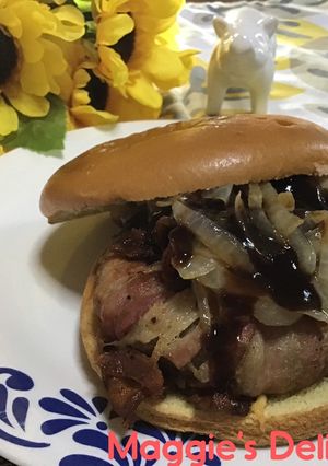 Una foto de BBQ jalapeño Burger rellena de queso
