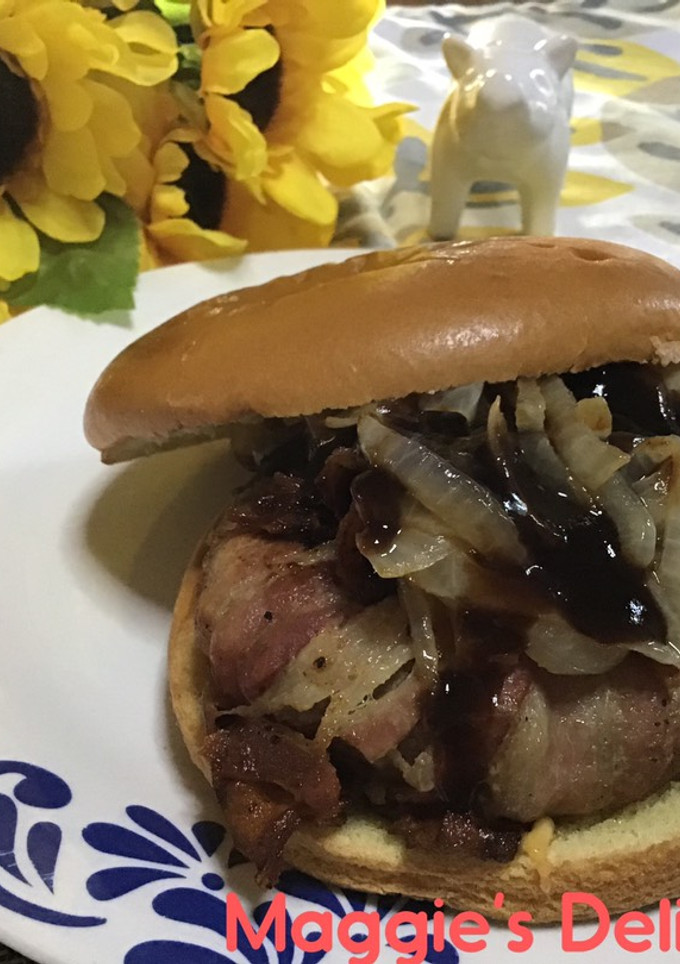 Una foto de BBQ jalapeño Burger rellena de queso