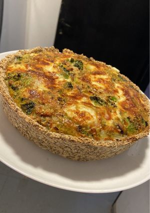Una foto de Tarta de brócoli y queso con masa de avena y chía