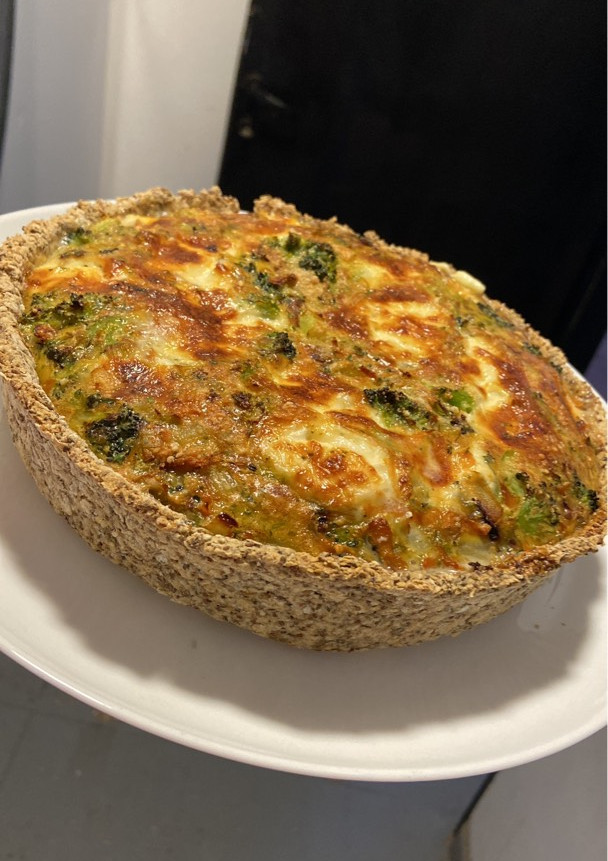 Una foto de Tarta de brócoli y queso con masa de avena y chía