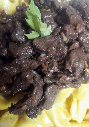 Una foto de Corbatita con salsa huancaina, papas y carnita de Res Saltada🇵🇪