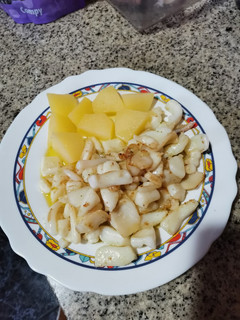 Una foto de Sepia con patatas hervidas.. 🥔🦑