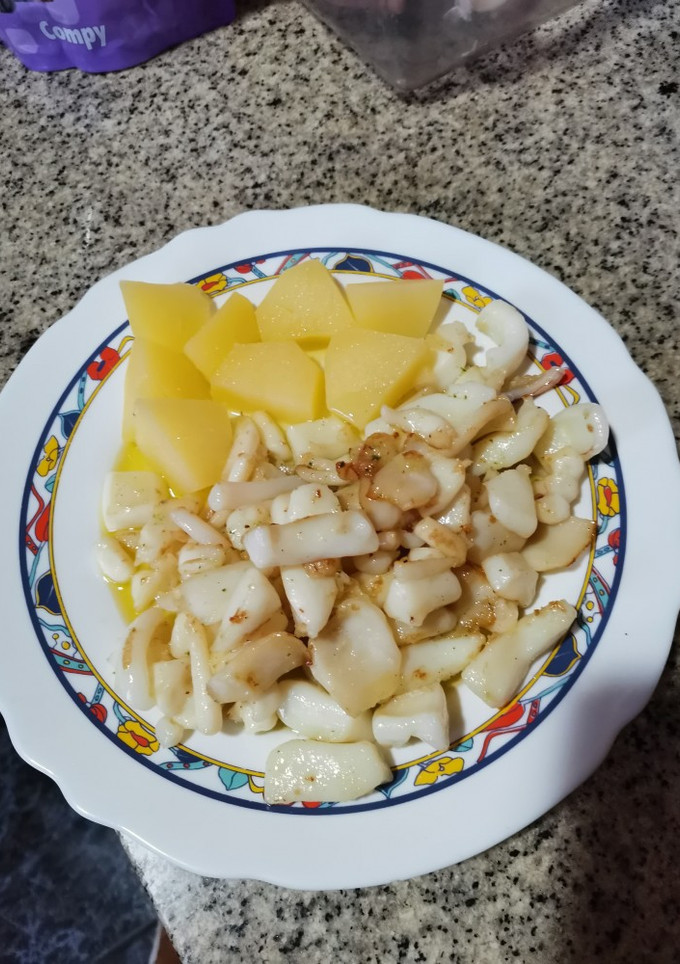Una foto de Sepia con patatas hervidas.. 🥔🦑