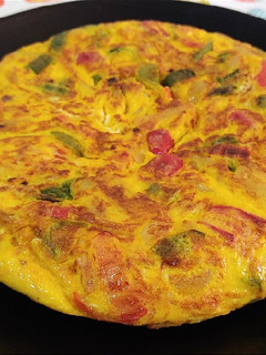 Una foto de Tortilla de patata y pimientos