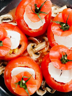 Une photo de Tomates farcies poulet, chèvre et miel 🍯