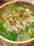 Canh cải xoăn và nấm nấu cá