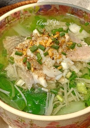 Hình của món Canh cải xoăn và nấm nấu cá.