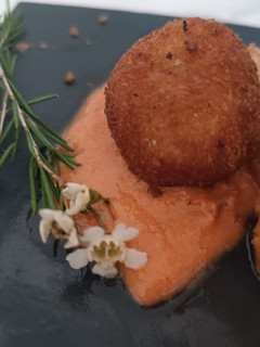 Una foto de Croquetas de chorizo y huevos fritos