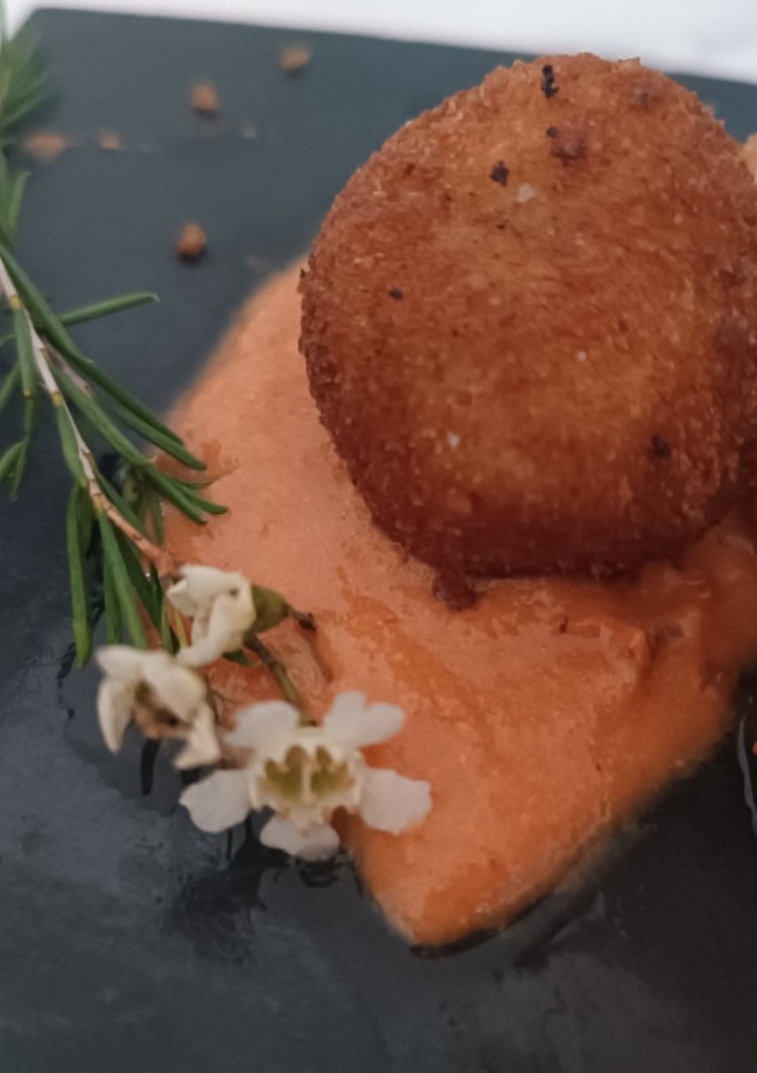 Una foto de Croquetas de chorizo y huevos fritos