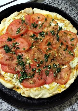Una foto de Pizza napolitana con huevo. 🍕