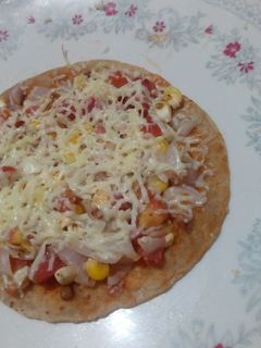 રોટી પીઝા(Roti Pizza Recipe In Gujarati) રેસીપી મુખ્ય ફોટો