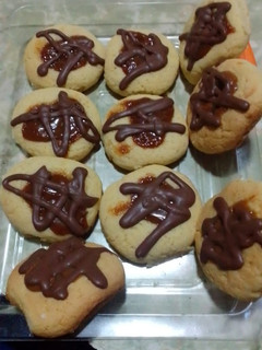 Una foto de Pepas con dulce de leche y baño de chocolate