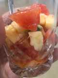Shots de ensalada caprese para una entrada veggie