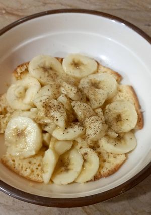 A picture of Cake with banana 🍌 🍌 🍝.