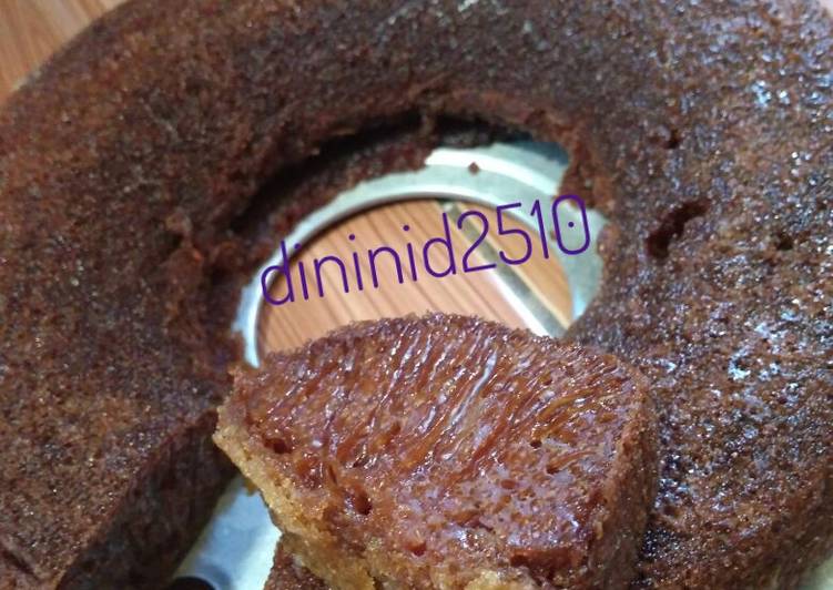 langkah memasak Bolu Caramel sarang semut yang enak