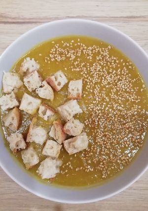 Une photo de Soupe butternut /courgettes jaune 😋