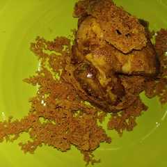 A picture of Ayam kremes.