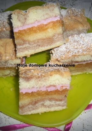 Zdjęcie przepisu Biszkopt z jabłkami i pianką.