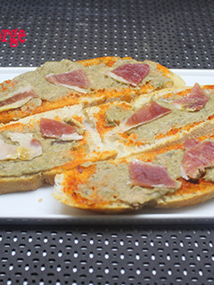 Una foto de Rebanadas de paté de berenjena con atún