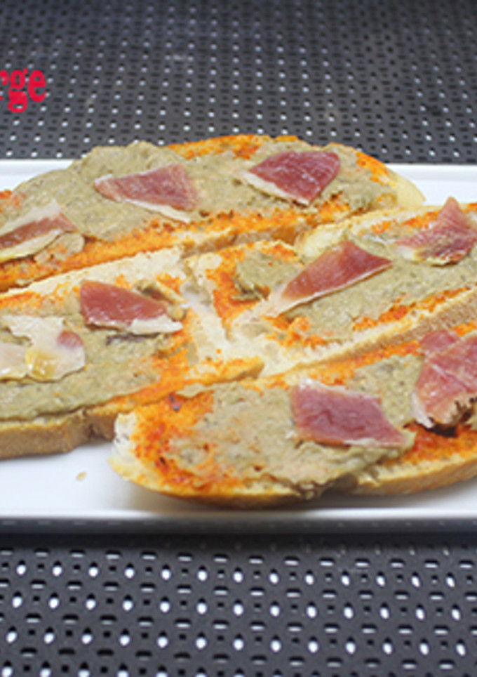Una foto de Rebanadas de paté de berenjena con atún