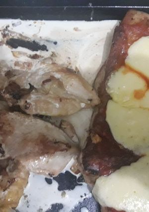 Una foto de Pechugas de pollos a la mostaza y matambrito de cerdo a la pizza