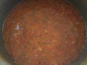 Una foto de salsa roja