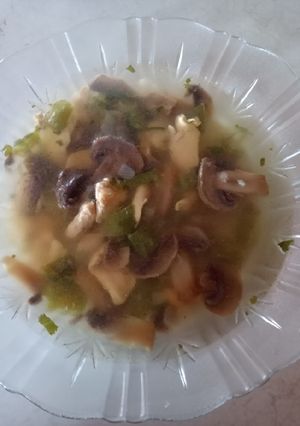 Una foto de Sopa de champiñones y pollo