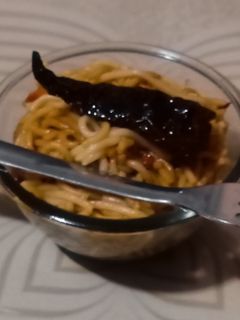 ચીલી ગાર્લિક નુડલ્સ (Chilli Garlic Noodles Recipe In Gujarati) રેસીપી મુખ્ય ફોટો