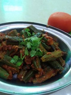 भरवा भिंडी (Bharva bhindi recipe in Hindi) रेसिपी मुख्य फोटो