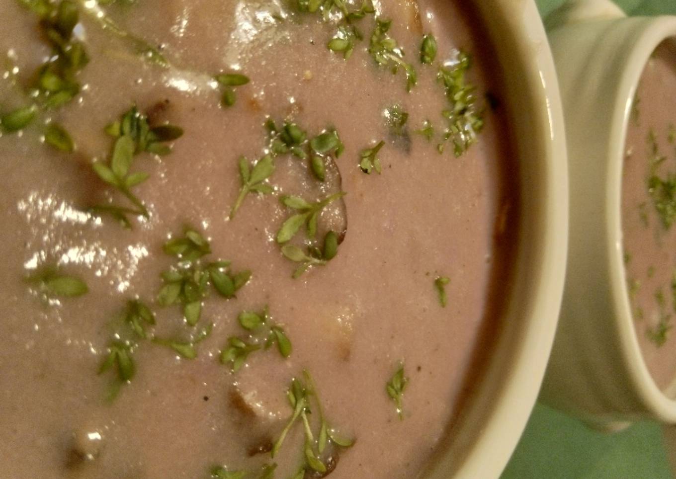 Lila Blumenkohlsuppe mit Champignons and Gorgonzola