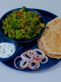 બ્રોકોલી વટાણા નું શાક (Broccoli Vatana Shak Recipe In Gujarati) રેસીપી મુખ્ય ફોટો