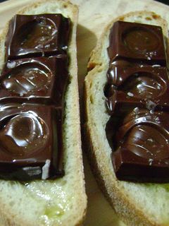 Una foto de Tostada de Chocolate templado con Aceite de Oliva y sal