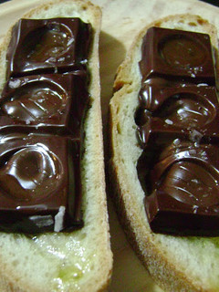 Una foto de Tostada de Chocolate templado con Aceite de Oliva y sal