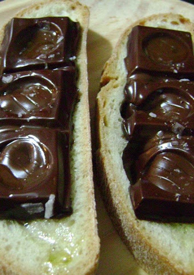 Una foto de Tostada de Chocolate templado con Aceite de Oliva y sal
