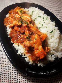 Una foto de Tiras de pechuga de pollo en salsa de leche coco