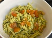 Una foto de ajo tomates cherry albahaca