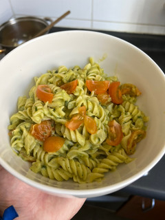 Una foto de Espirales con salsa de palta y albahaca