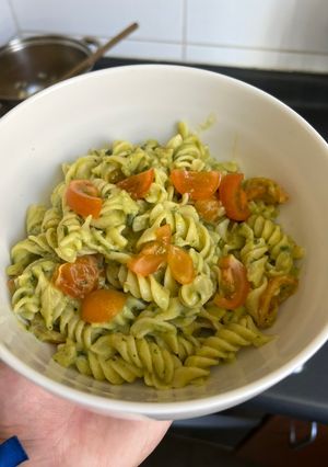 Una foto de Espirales con salsa de palta y albahaca