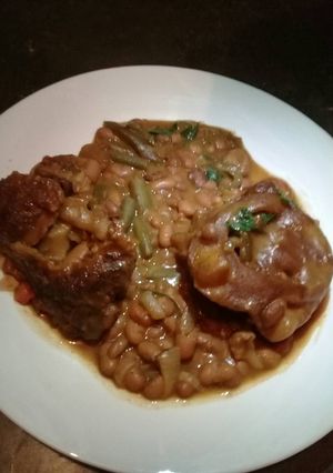 A picture of Brown beans with cow heels.
