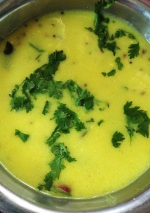 तीखी कढ़ी (tikhi kadhi recipe in Hindi) रेसिपी मुख्य फोटो